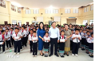 Embassy’s visits to school, hospital help strengthen Vietnam-Laos bonds 